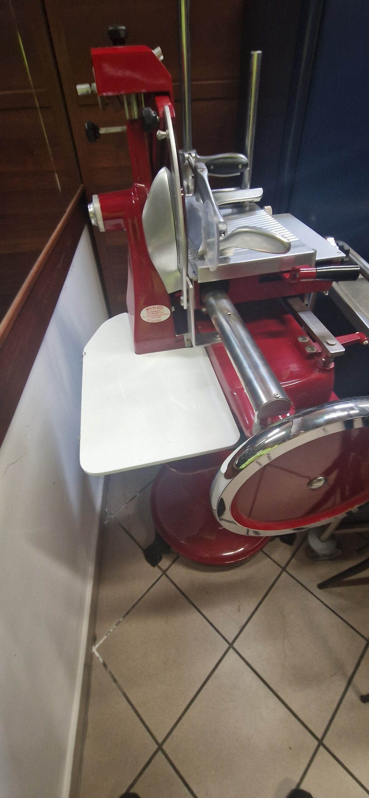 AFFETTATRICE VOLANO MANUALE - MOD. 300 VO - LAMA Ø 300 - VOLANO NON FIORATO - SEMI NUOVA COMPLETA DI PIEDISTALLO!!!!!DIMENSIONI cm L 54,5 x P 75 x 72 H - TAGLIO UTILE mm 230x180 - AFFILATOIO FISSO - MADE IN ITALY - a Norme CE + PIEDISTALLO ( VEDI SCHEDA ) NB CI SONO 2 PICCOLI SEGNI SUL VOLANO